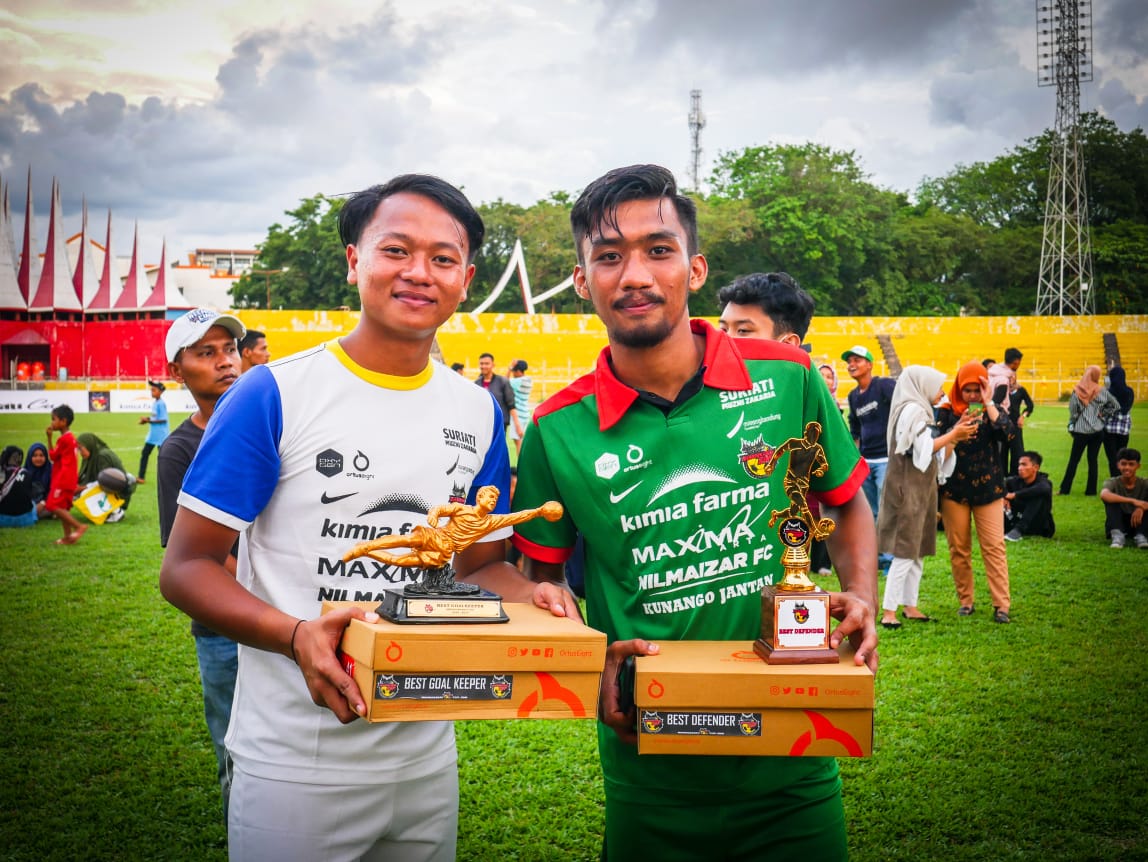 Yerlan bersama rekannya Yogi saat menerima penghargaan best defender Minangkabau Cup II
